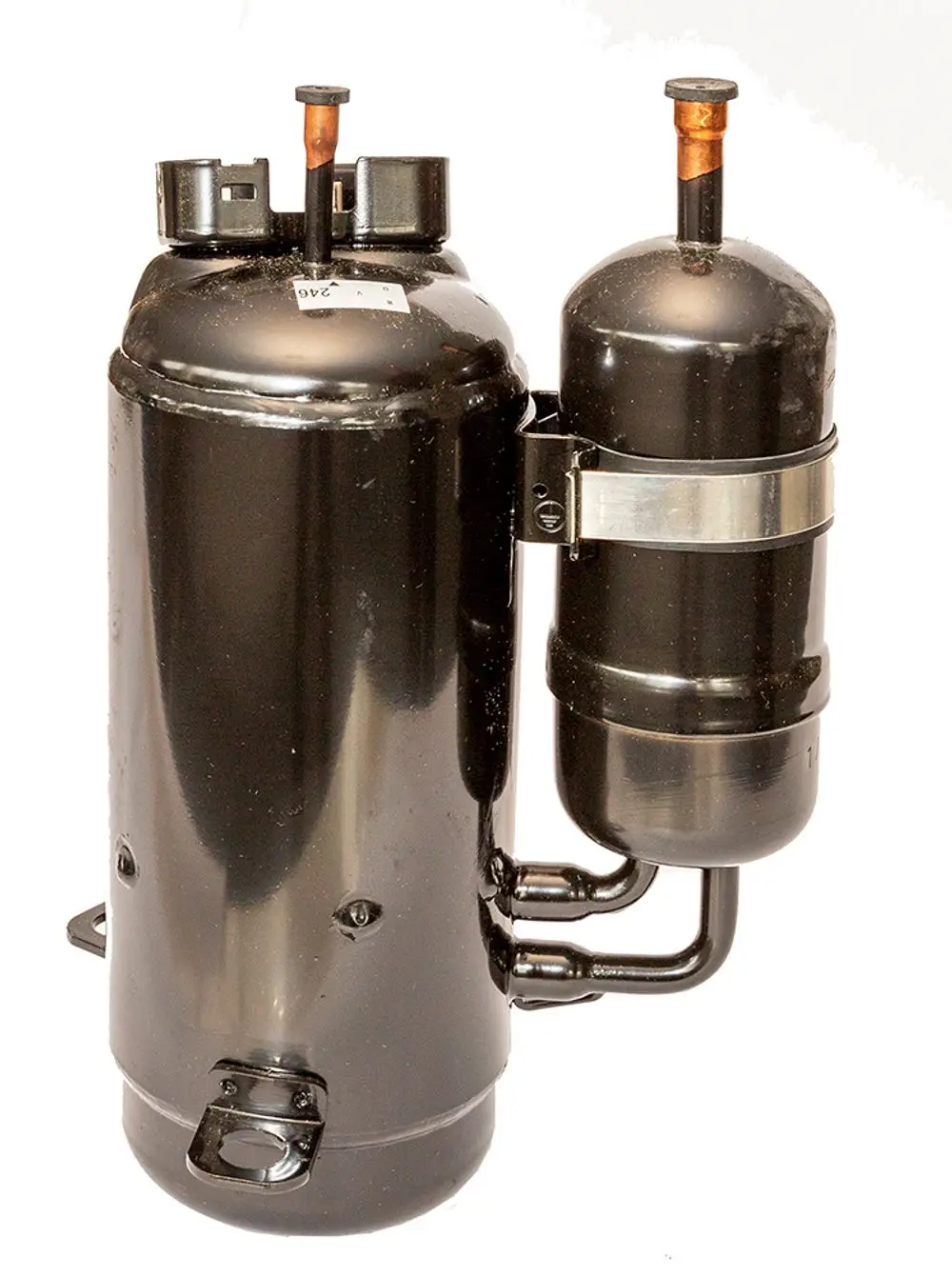 Schwarzer Kompressor von Daikin mit zwei zylindrischen Komponenten und mehreren Anschlüssen, zur Verwendung in Kühlsystemen.